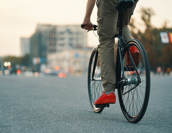 Réparateur de vélo mis à disposition par Par'Temps