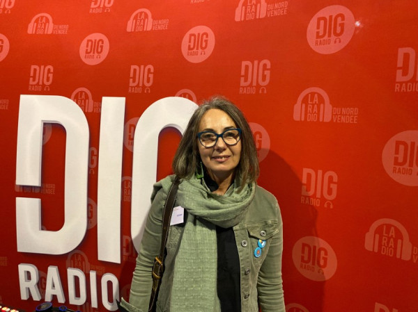 Pascale interviewée lors du salon de l'emploi à Fontenay